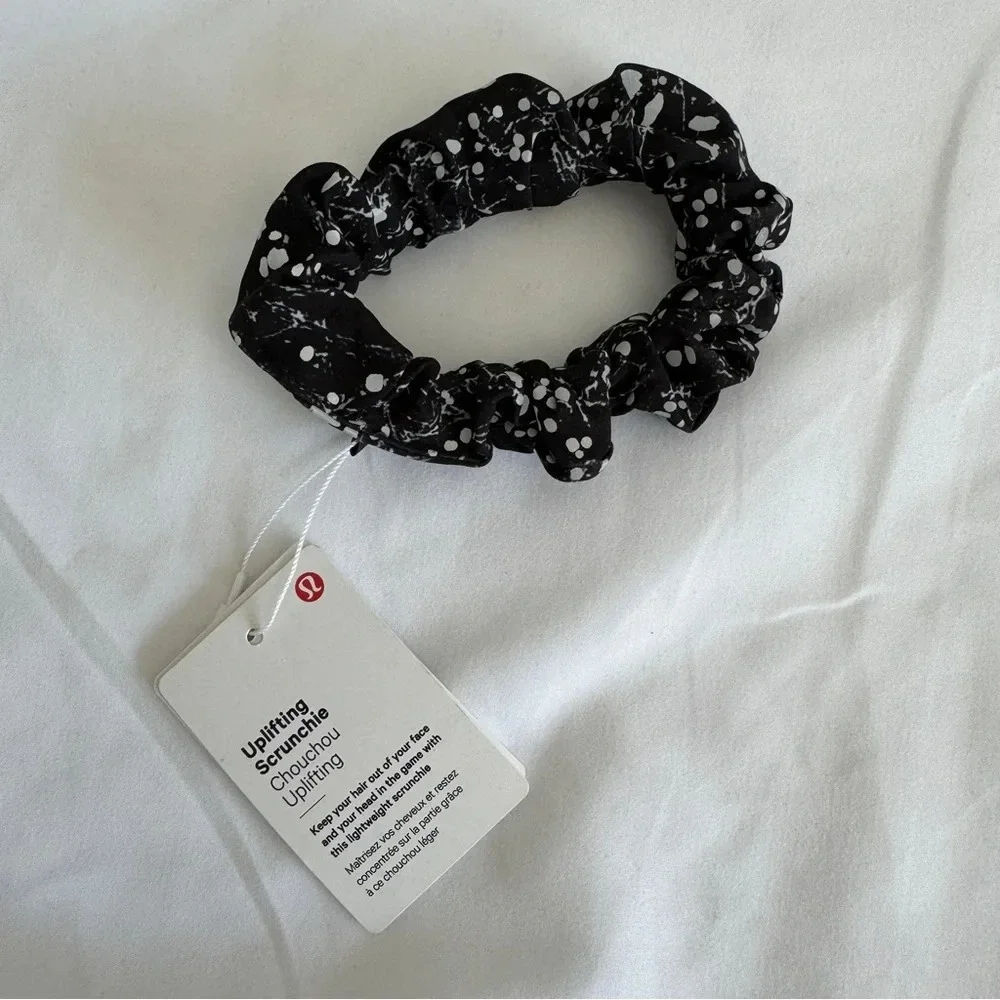🆕⭐️ Lululemon Uplifting Scrunchie Reflective Crinkle Dust Alpine White